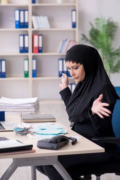 히잡에 있는 여자 직원 관리인 이 사무실에서 일하고 있다 — 스톡 사진