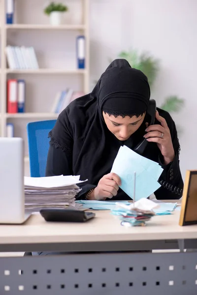 Buchhalterin im Hidschab bei der Arbeit im Büro — Stockfoto