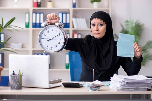 Empregada contabilista no hijab trabalhando no escritório — Fotografia de Stock