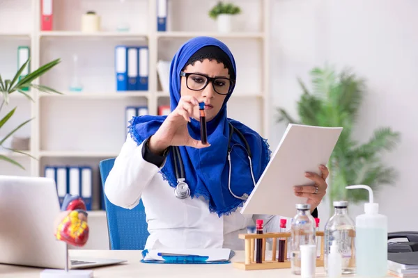 Nő orvos hidzsáb dolgozik a kórházban — Stock Fotó