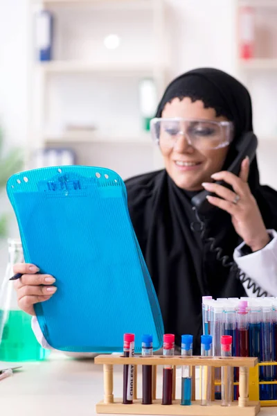 Chemikerin im Hidschab arbeitet im Labor — Stockfoto