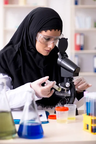 Chemikerin im Hidschab arbeitet im Labor — Stockfoto