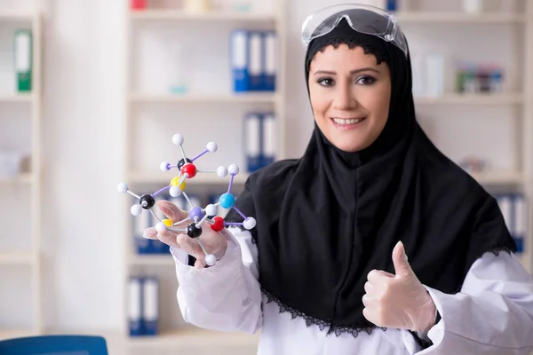 Kobieta chemik w hidżabie pracuje w laboratorium. — Zdjęcie stockowe