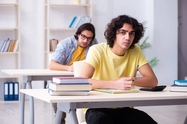 Dos estudiantes varones en el aula — Foto de Stock