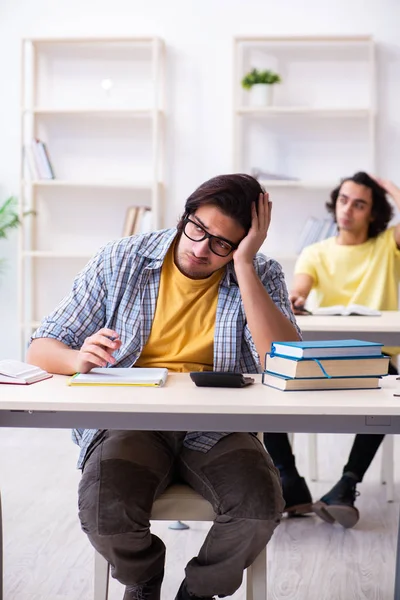 Dois estudantes do sexo masculino em sala de aula — Fotografia de Stock