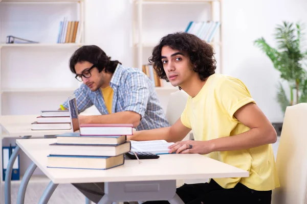 Dois estudantes do sexo masculino em sala de aula — Fotografia de Stock