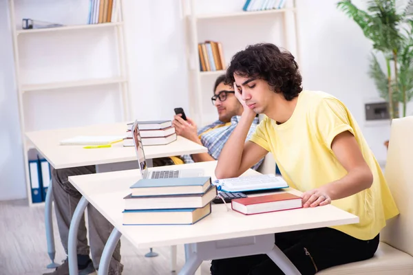 Dos estudiantes varones en el aula —  Fotos de Stock