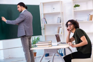 Genç öğretmen ve öğrenci sınıfta. 