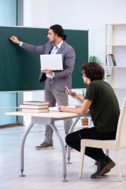 Genç öğretmen ve öğrenci sınıfta. 