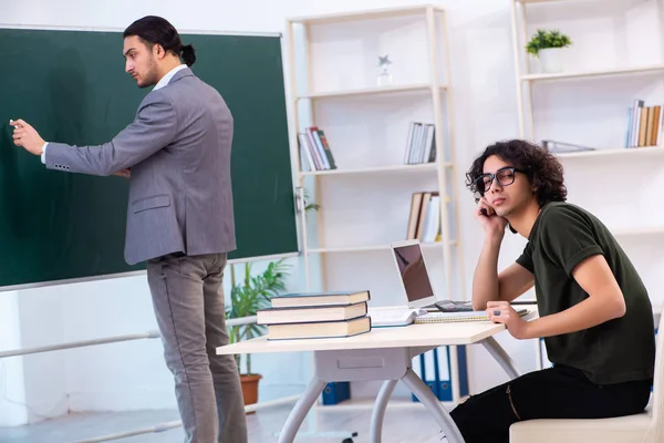 Genç öğretmen ve öğrenci sınıfta. 