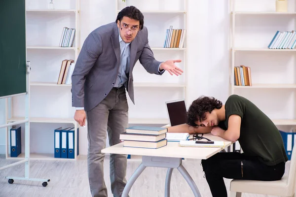 Mladý učitel a student ve třídě — Stock fotografie