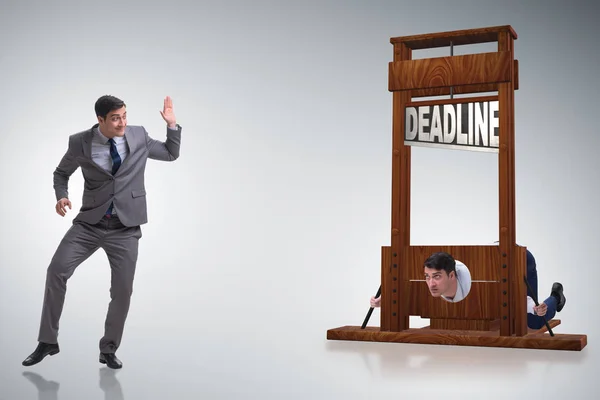 Zakenman in deadline concept met guillotine — Stockfoto