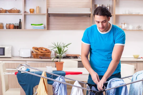Jeune homme mari faire du repassage des vêtements à la maison — Photo