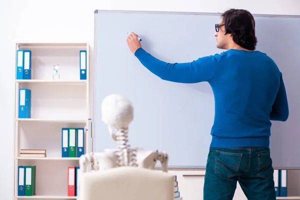 Profesor masculino y estudiante de esqueleto en el aula —  Fotos de Stock