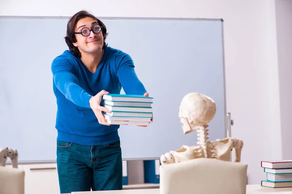 Maschio insegnante e scheletro studente in classe — Foto Stock