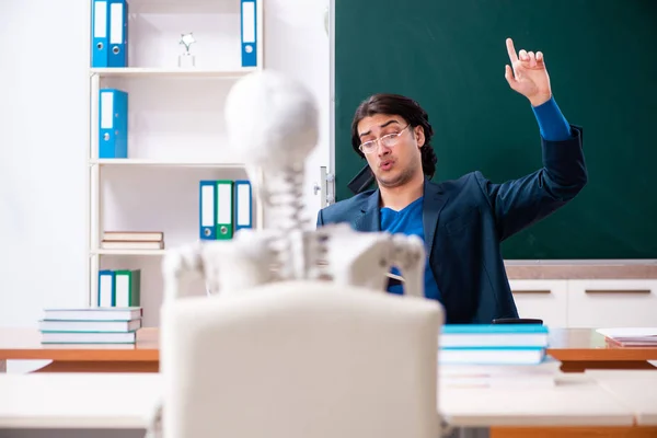 Άντρας δάσκαλος και μαθητής σκελετός στην τάξη — Φωτογραφία Αρχείου