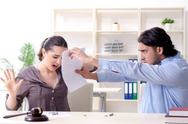 Boşanma konseptinde genç bir aile 