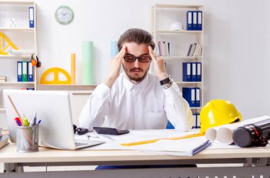 Ofiste çalışan genç erkek mimar. 