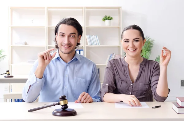 Familia joven en el concepto de divorcio matrimonial — Foto de Stock