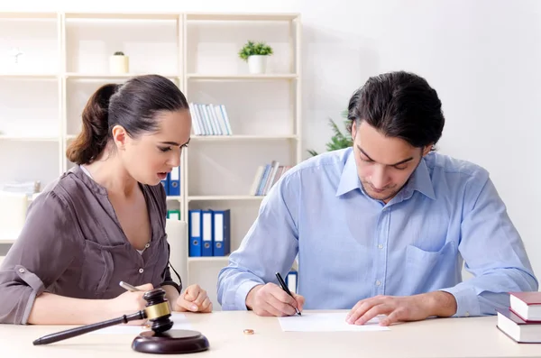 Familia joven en el concepto de divorcio matrimonial — Foto de Stock