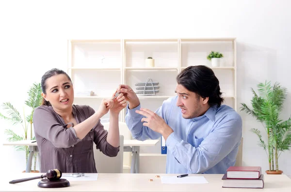 Familia joven en el concepto de divorcio matrimonial —  Fotos de Stock