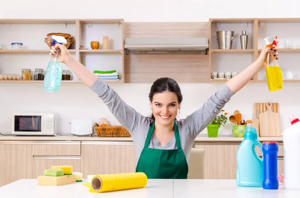 Jonge vrouwelijke aannemer doet huishoudelijk werk — Stockfoto