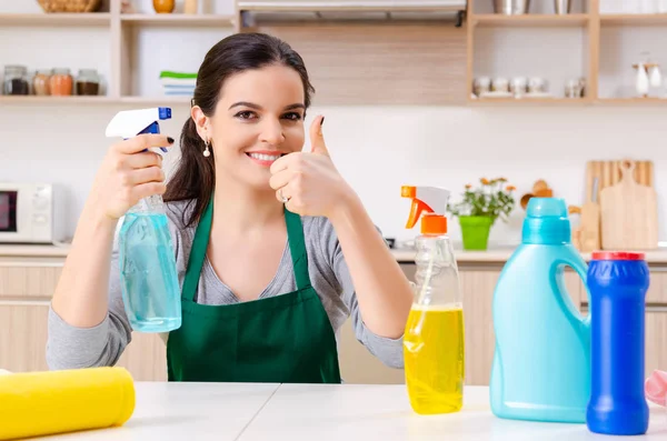 Jonge vrouwelijke aannemer doet huishoudelijk werk — Stockfoto