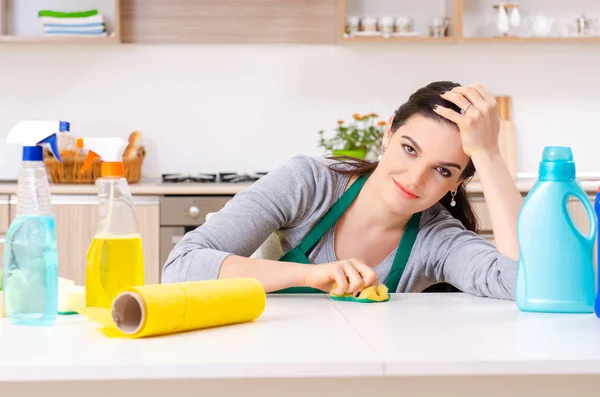 Junge Bauunternehmerin erledigt Hausarbeit — Stockfoto