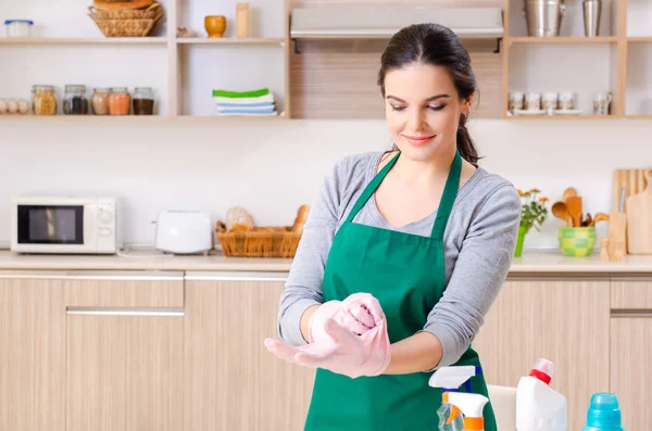 Jonge vrouwelijke aannemer doet huishoudelijk werk — Stockfoto