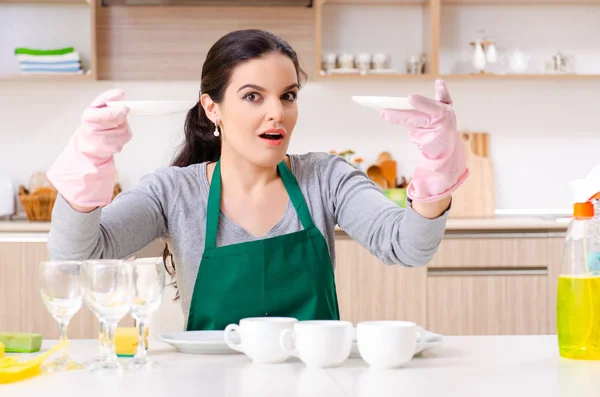 Mladá žena dodavatel dělá domácí práce — Stock fotografie