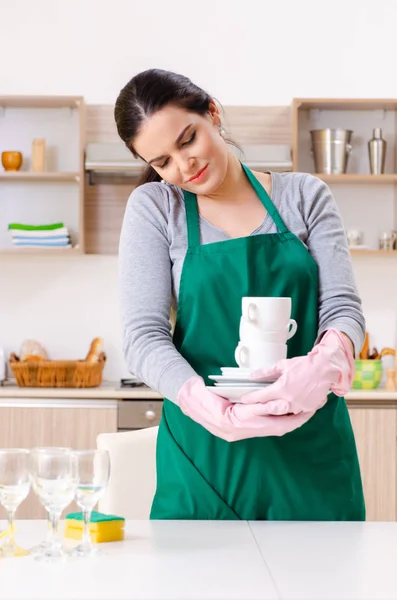 Giovane appaltatrice che fa lavori domestici — Foto Stock