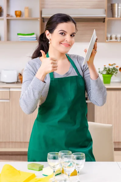 Jovem empreiteira fazendo tarefas domésticas — Fotografia de Stock