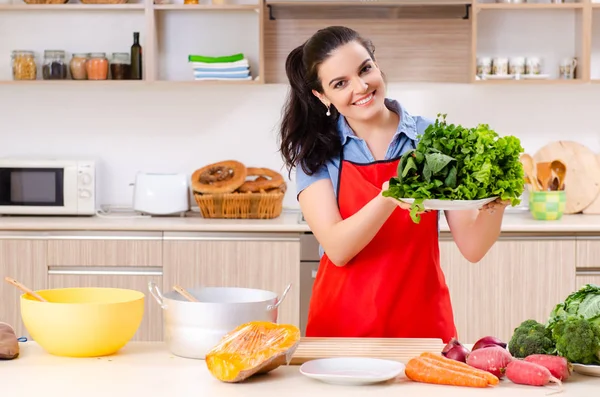 Młoda kobieta z warzywami w kuchni — Zdjęcie stockowe