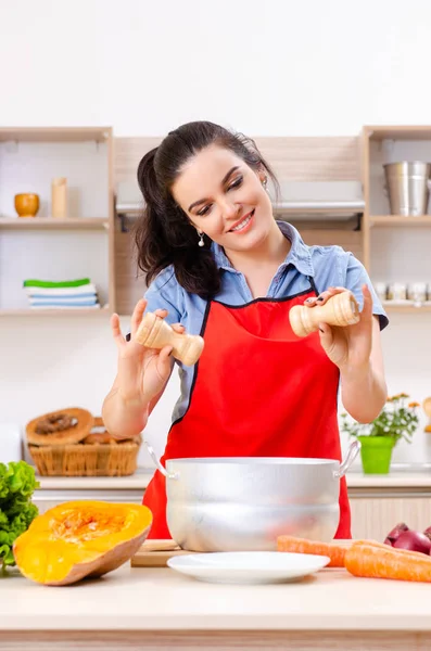 Mujer joven con verduras en la cocina — Foto de Stock