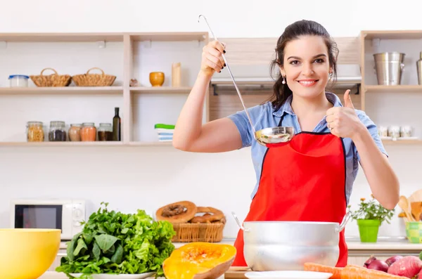 Jeune femme avec des légumes dans la cuisine — Photo