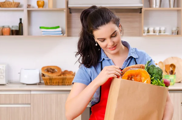 Mujer joven con verduras en la cocina —  Fotos de Stock