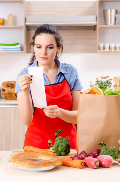 Giovane donna con verdure in cucina — Foto Stock