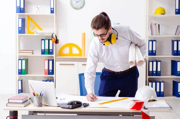 Junger männlicher Architekt arbeitet im Büro — Stockfoto