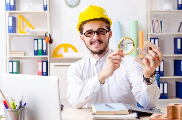 Junger männlicher Architekt arbeitet im Büro — Stockfoto