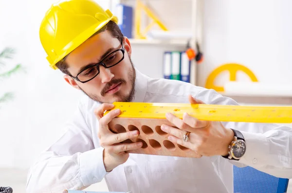 Junger männlicher Architekt arbeitet im Büro — Stockfoto