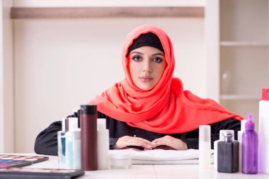 Makyaj yapan tesettürlü güzel kadın