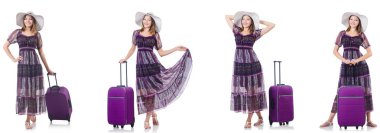 Bavullu genç bir kadın beyaz üzerine izole edilmiş. 