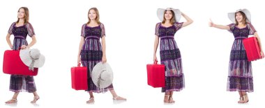 Bavullu genç bir kadın beyaz üzerine izole edilmiş. 