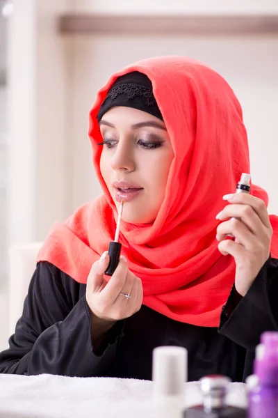 Vacker kvinna i hijab tillämpa make-up — Stockfoto