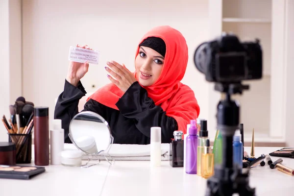 Skönhetsbloggare i hijab inspelning video för hennes blogg — Stockfoto