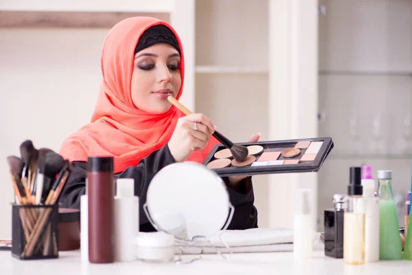 Vacker kvinna i hijab tillämpa make-up — Stockfoto