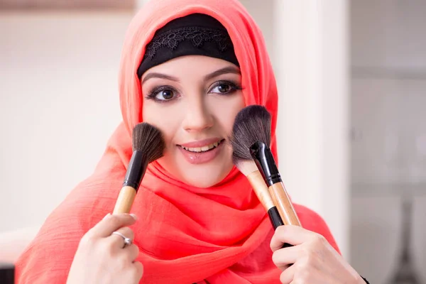 Bella donna in hijab applicare il make-up — Foto Stock