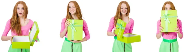 Красива жінка в зеленій спідниці з подарунковою коробкою — стокове фото