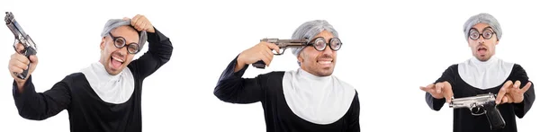 Muž v šatech jeptiška s pistole — Stock fotografie