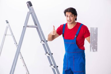 İçeride çalışan yakışıklı bir müteahhit. 